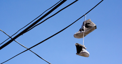 Pourquoi trouve-t-on des chaussures suspendues aux fils électriques à Montréal ?