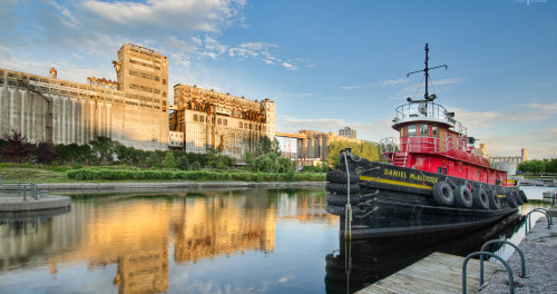 Le remorqueur Daniel McAllister, amarré dans le bassin de l'écluse - Photo Marc Bruxelle